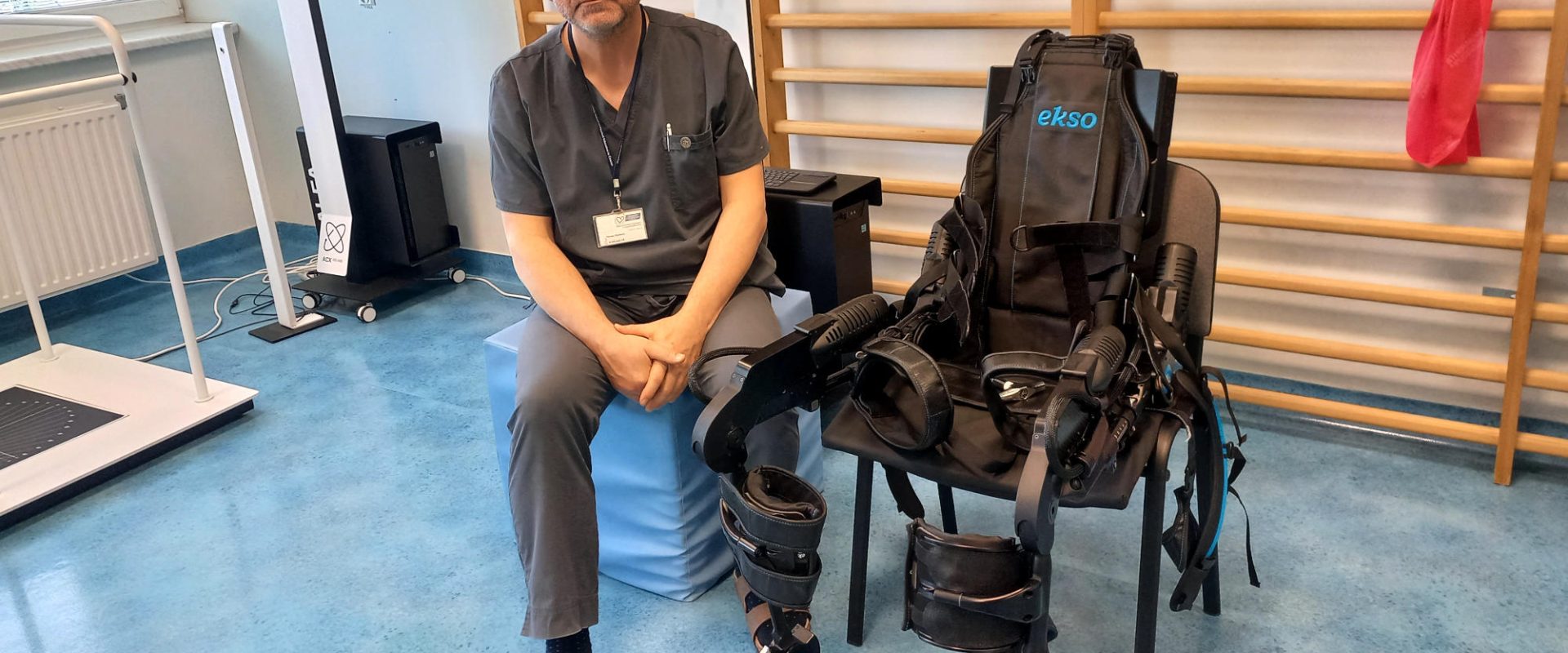 Dr hab. Mariusz Drużbicki z rzeszowskiego szpitala prezentuje egzoszkietet