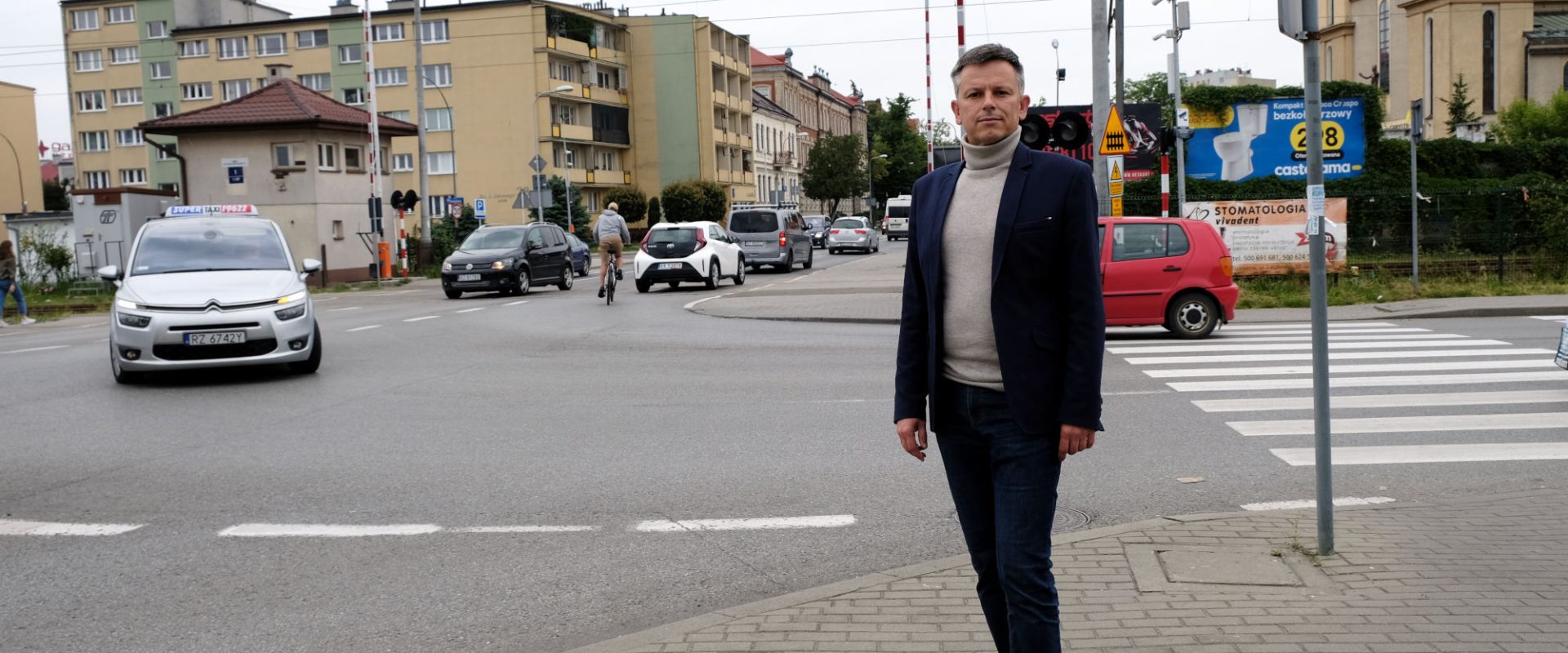 Adam Moczulski, przewodniczący osiedla Króla Augusta w Rzeszowie na tle przejazdu kolejowego przy ul. księdza Jałowego.