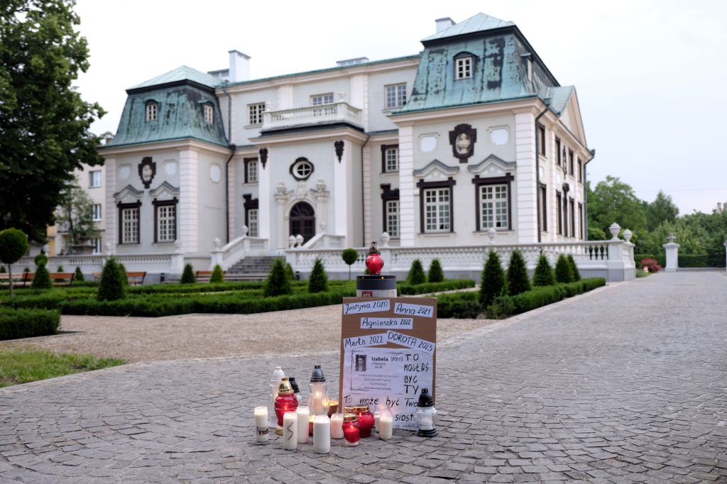 Znicze przed pałacykiem Lubomirskiech w Rzeszowie.