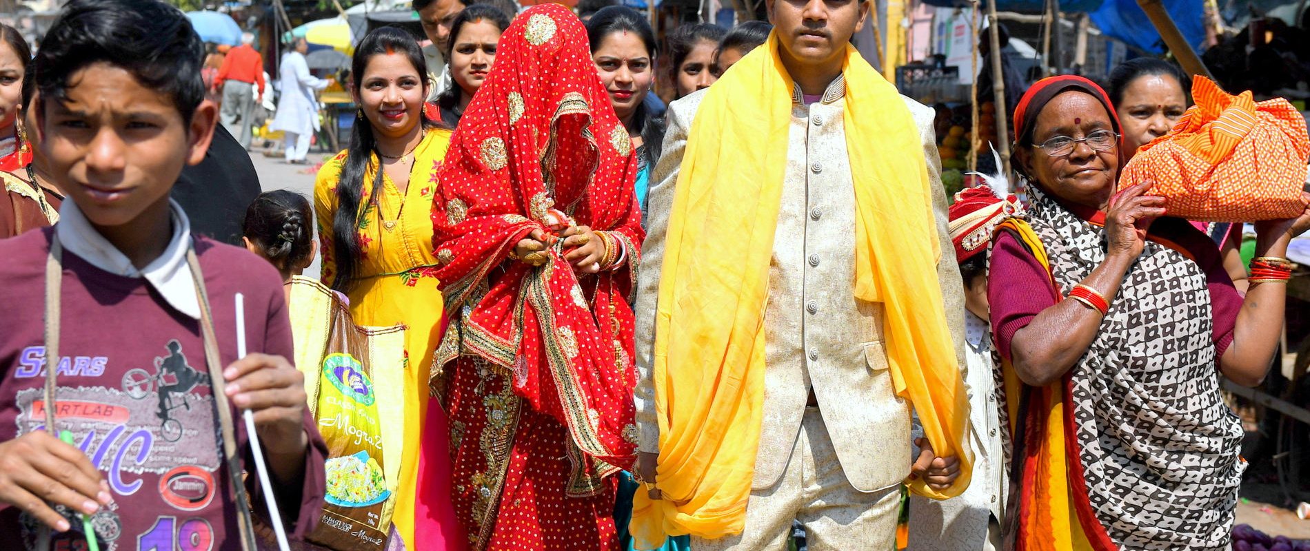 Orszak weselny w hinduskim mieście. Zdjęcia z podróży do Indii