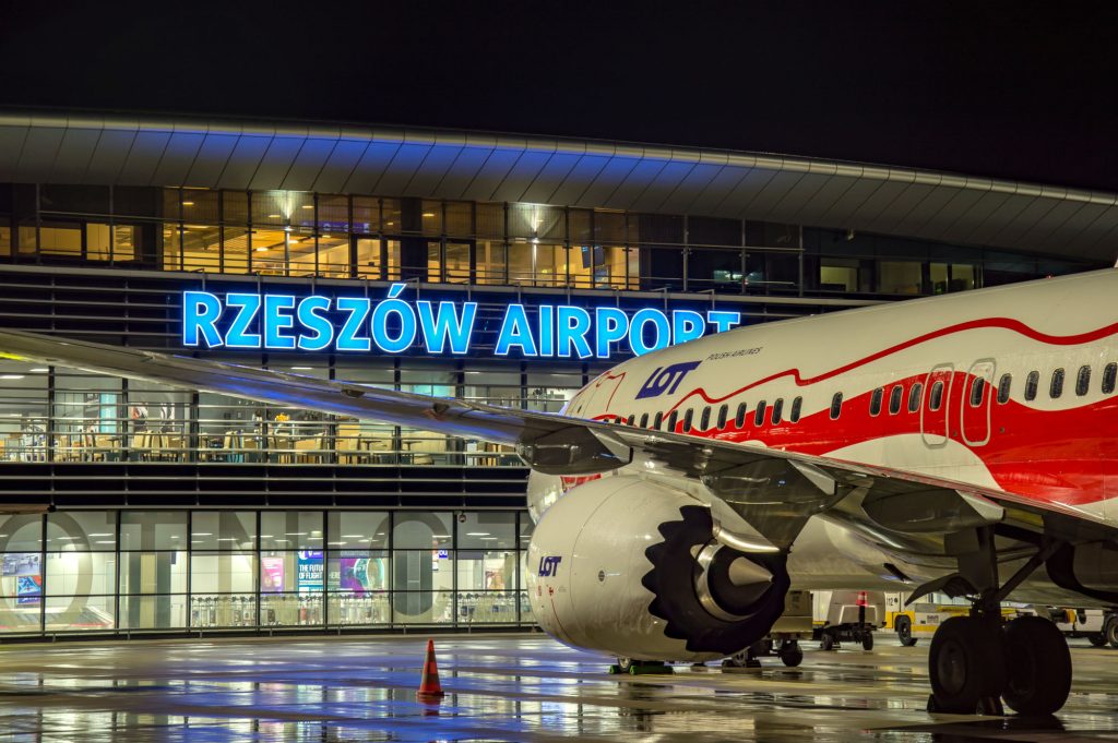 Lotnisko Rzeszów-Jasionka. Samolot lotu przed budynkiem