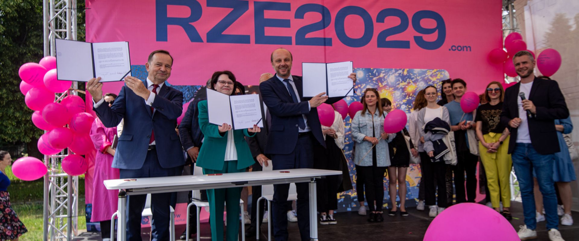 Władysław Ortyl i Konrad Fijołek prezentuja porozumienie w sprawie Biblioteki Nowej