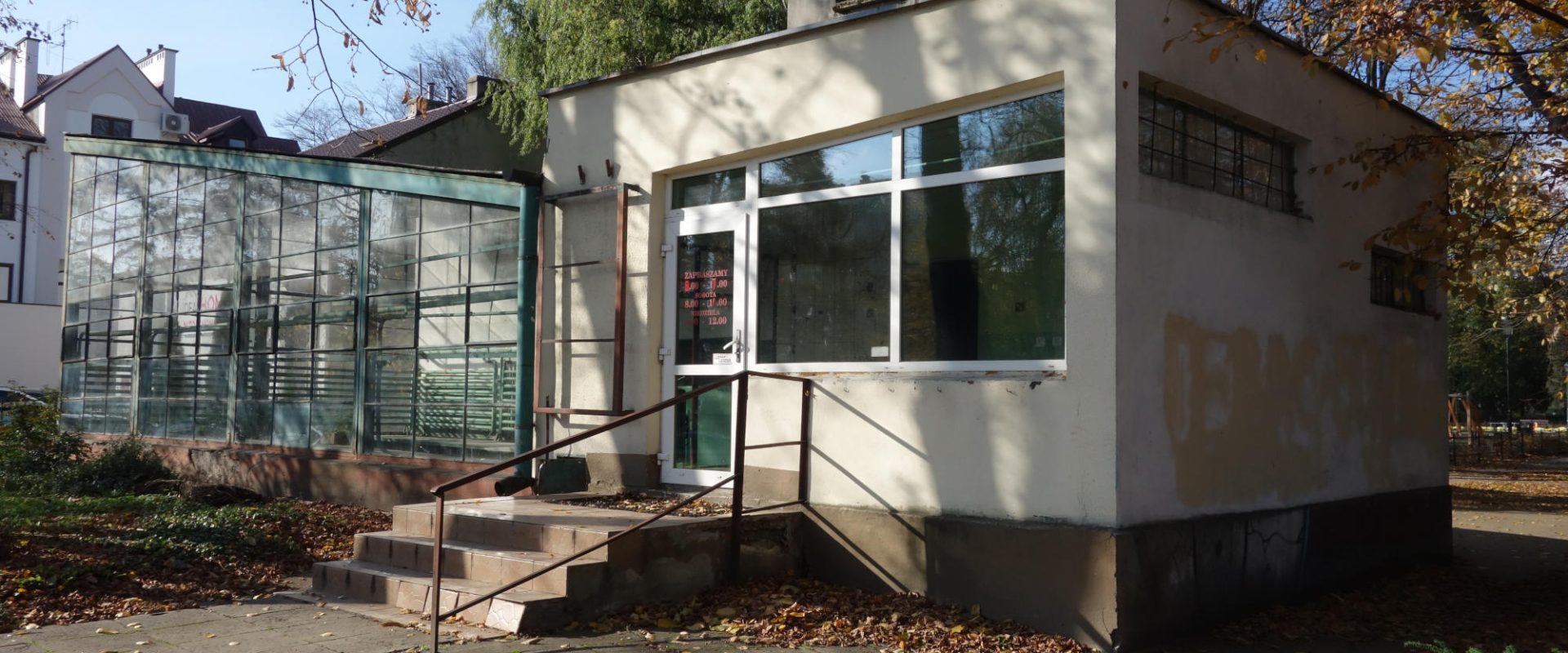 Zamknięta kwiaciarnia Różą, ulica Dąbrowskiego w Rzeszowie