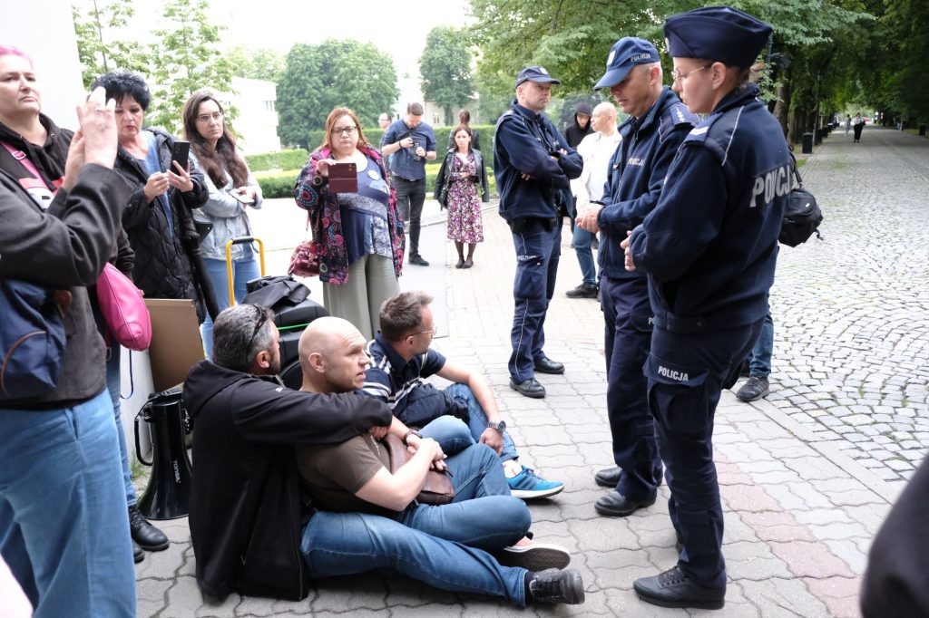 Darek Bobak i próbujący go wylegitymować policjanci na manifestacji w Rzeszowie