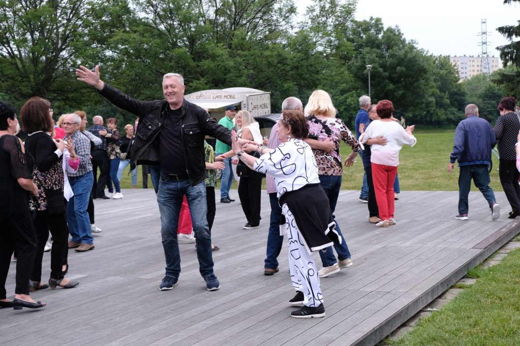 Zdjęcia z potańcówki dla seniorów na bulwarach w Rzeszowie