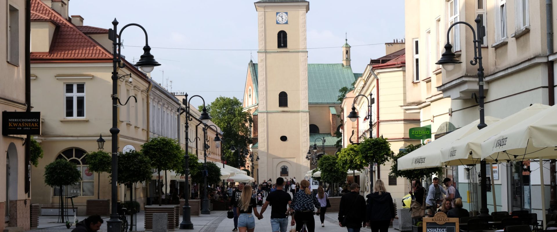 Dzwonnica kościoła farnego w Rzeszowie. Widok z ulicy 3 Maja