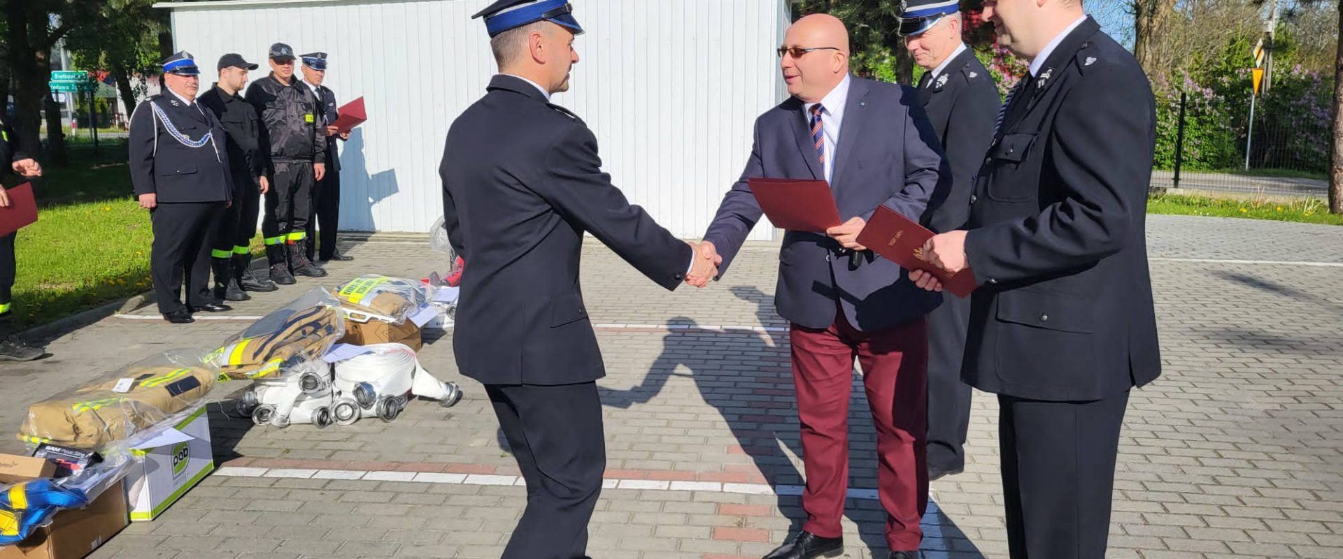 Wójt Adam Dziedzic przekazuje sprzęt strażakom ze Świlczy