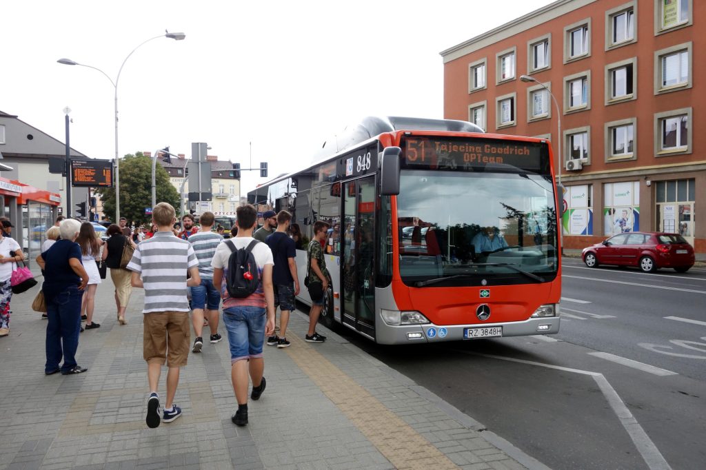 Przystanek autobusowy na placu Wolności w Rzeszowie