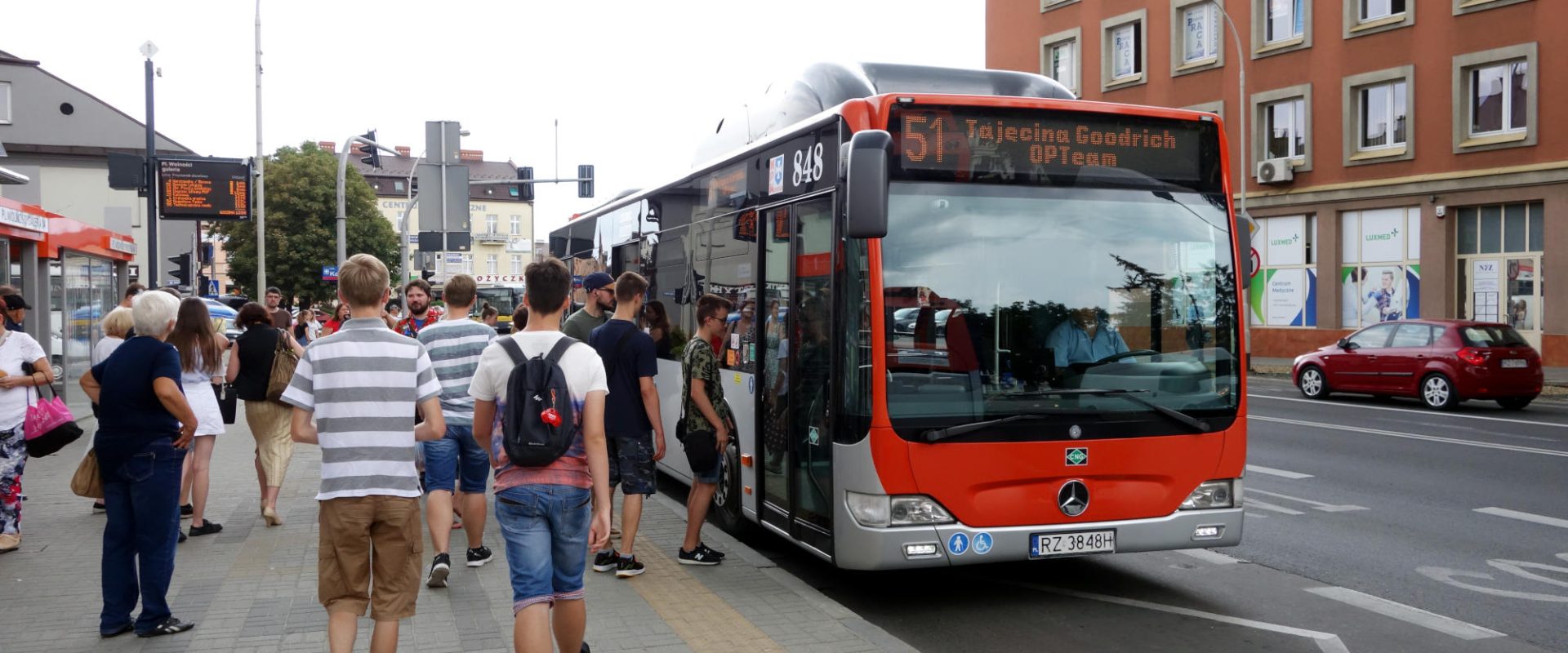 Przystanek autobusowy na placu Wolności w Rzeszowie