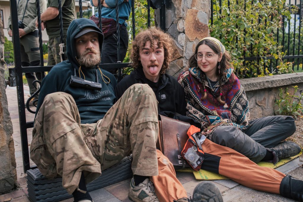 Aktywiści z Inicjatywy Dzikie Karpaty przykuli się do bramy Nadleśnictwa Bircza