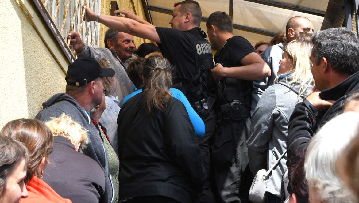 Oszukani klienci banku w Grybowie na Podkarpaciu.