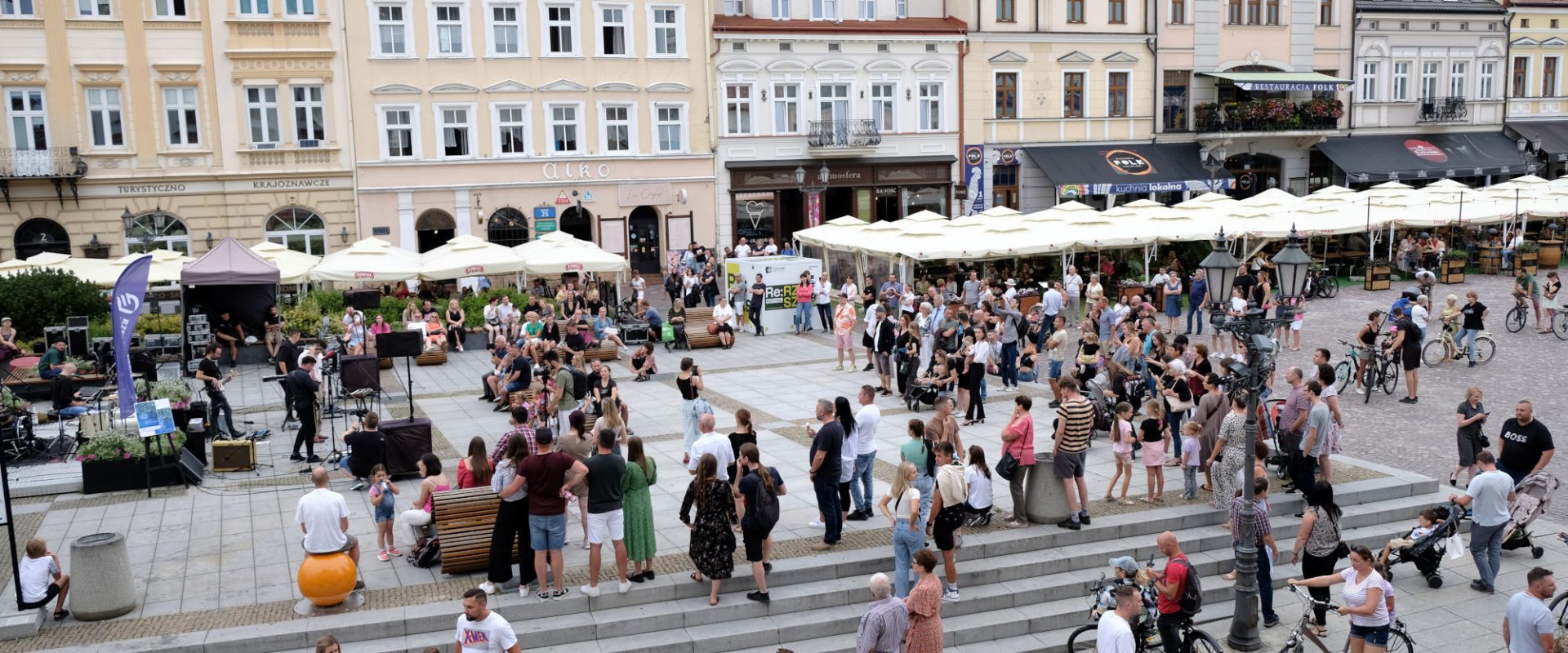 Koncert na płycie rzeszowskiego rynku