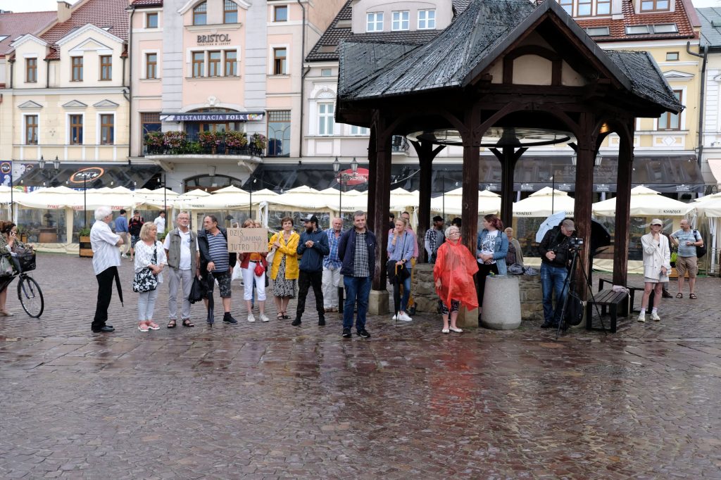 Rynek w Rzeszowie. 30 osób manifestuje swoje niezadowolenie