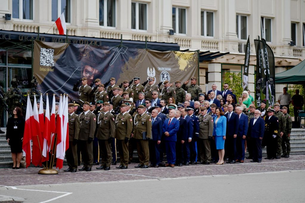 Pokaz wojsk obrony terytorialnej przed urzędem wojewódzkim w Rzeszowie