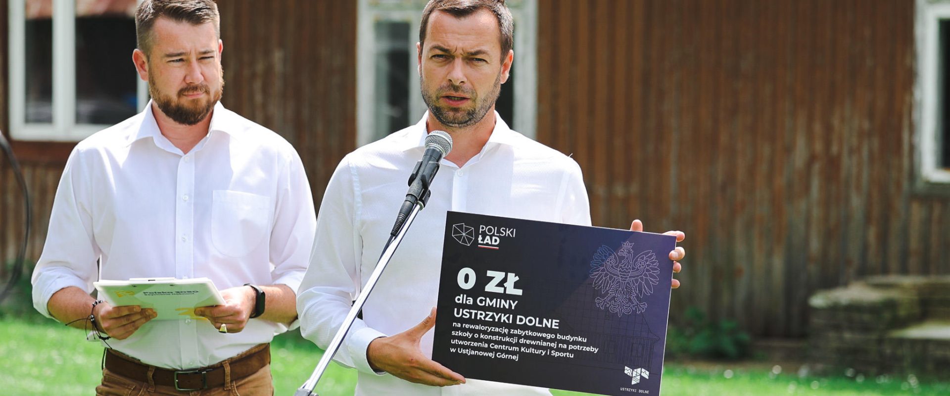 Bartosz Romowicz, burmistrz Ustrzyk Dolnych z banerem 0 zł