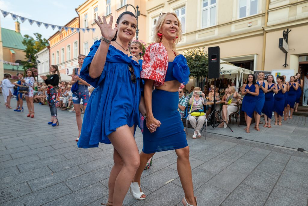 Basia Olearka i Monika Chańska na pokazie mody w Rzeszowie