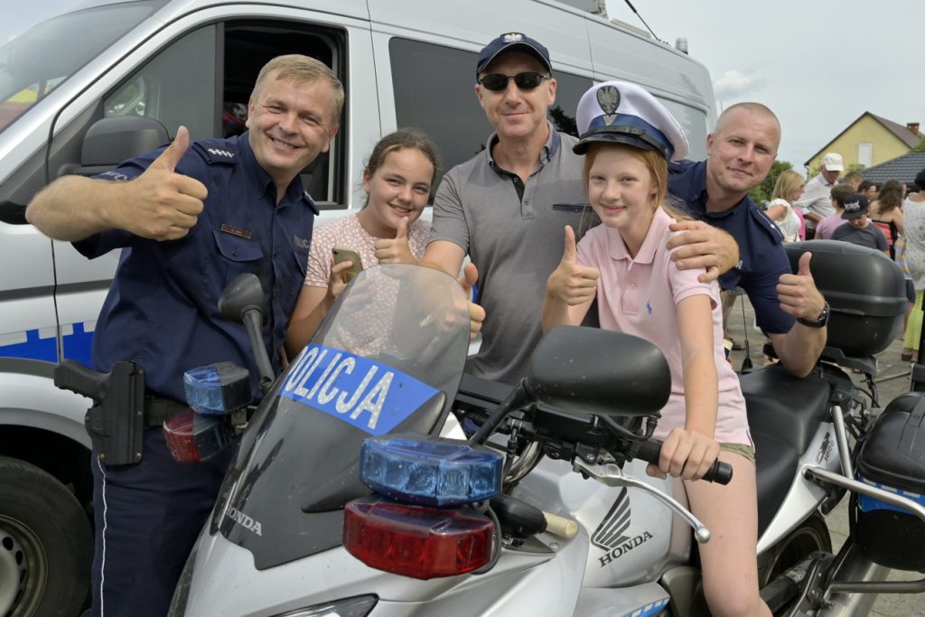 Policyjny motocykl i szczęśliwi policjanci
