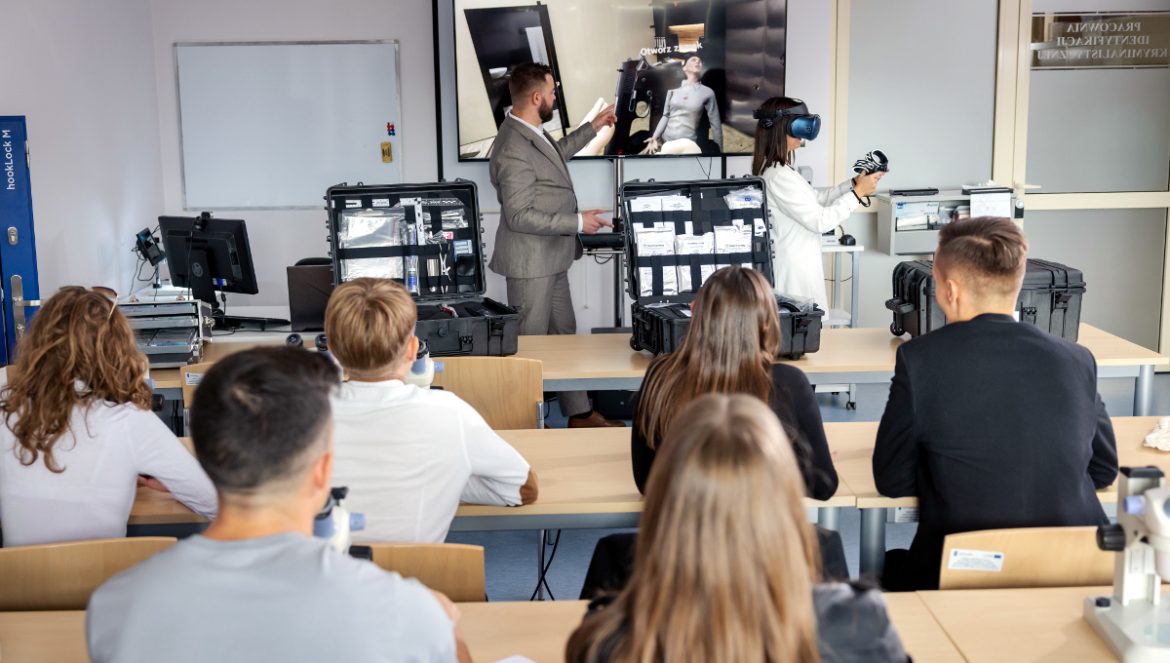 Studenci rzeszowskiej Wyższej Szkoły Prawa i Administracji podczas zajęć z kryminologii