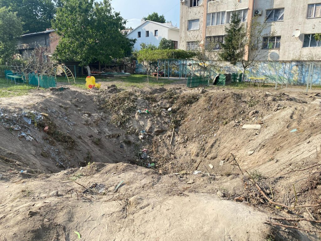 Zbombardowany plac zabaw we Lwowie