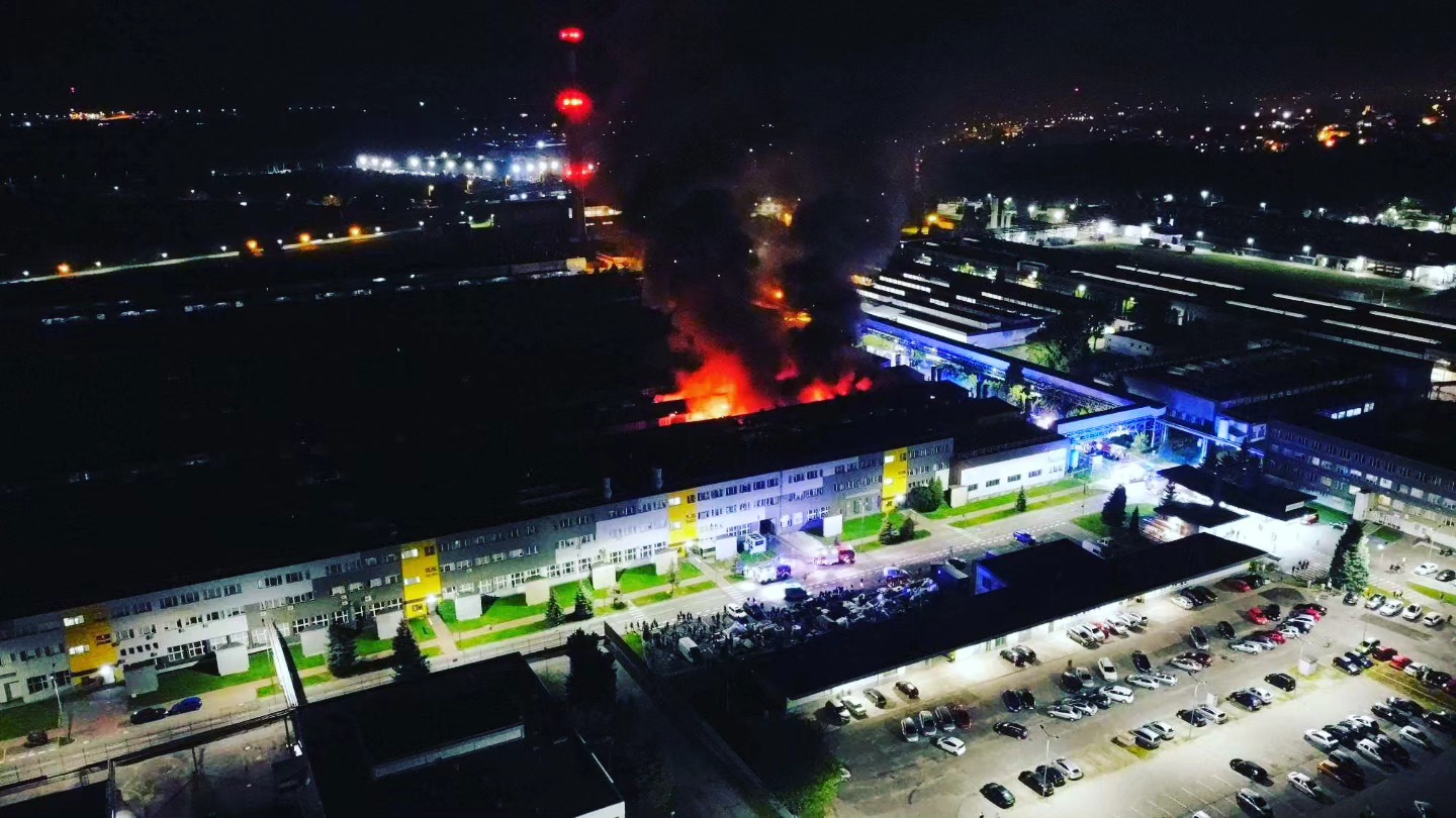 Potężny pożar w Firmie Oponiarskiej w Dębicy. W akcji biorą udział dziesiątki strażaków