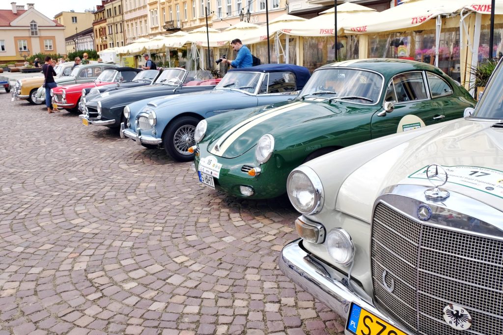 Zabytkowe auta zaparkowały na rzeszowskim Rynku.
