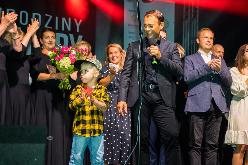 Robert Uchwat i wnuk Miry Kubasińskiej na festynie w Zgłobniu