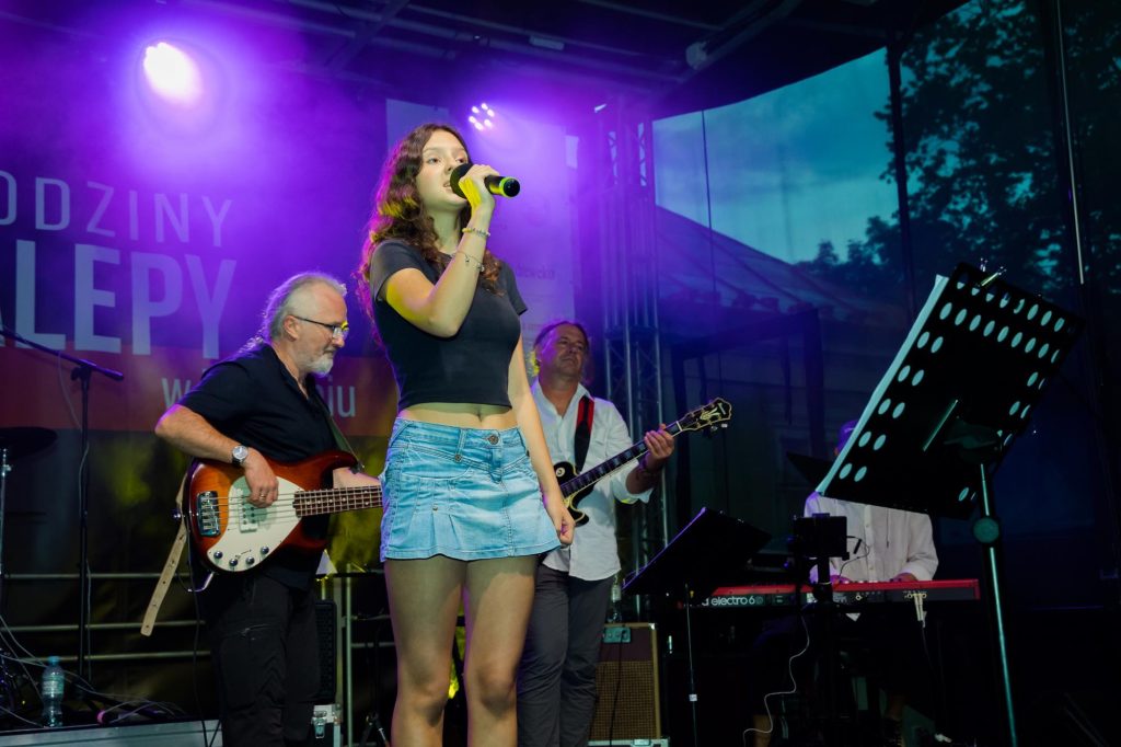 Maja Kurc śpiewa podczas urodzin Tadeusza Nalepy w Zgłobniu