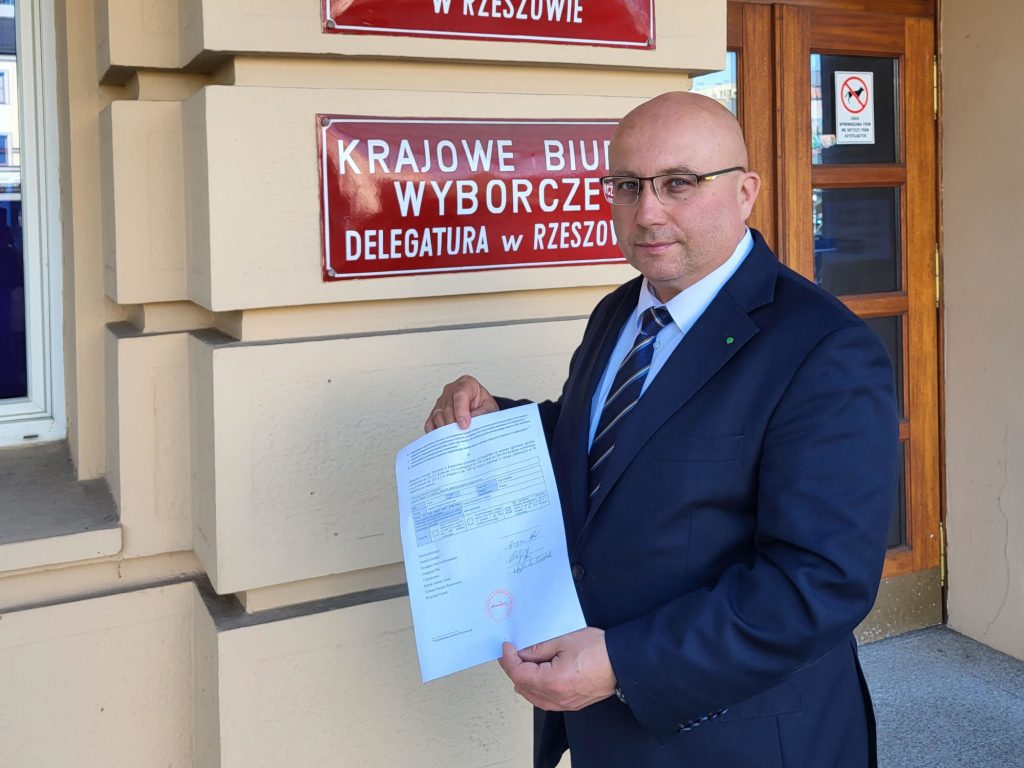 Adam Dziedzic, szef podkarpackiego PSL, przed siedziba komisji wyborczej w Rzeszowie.