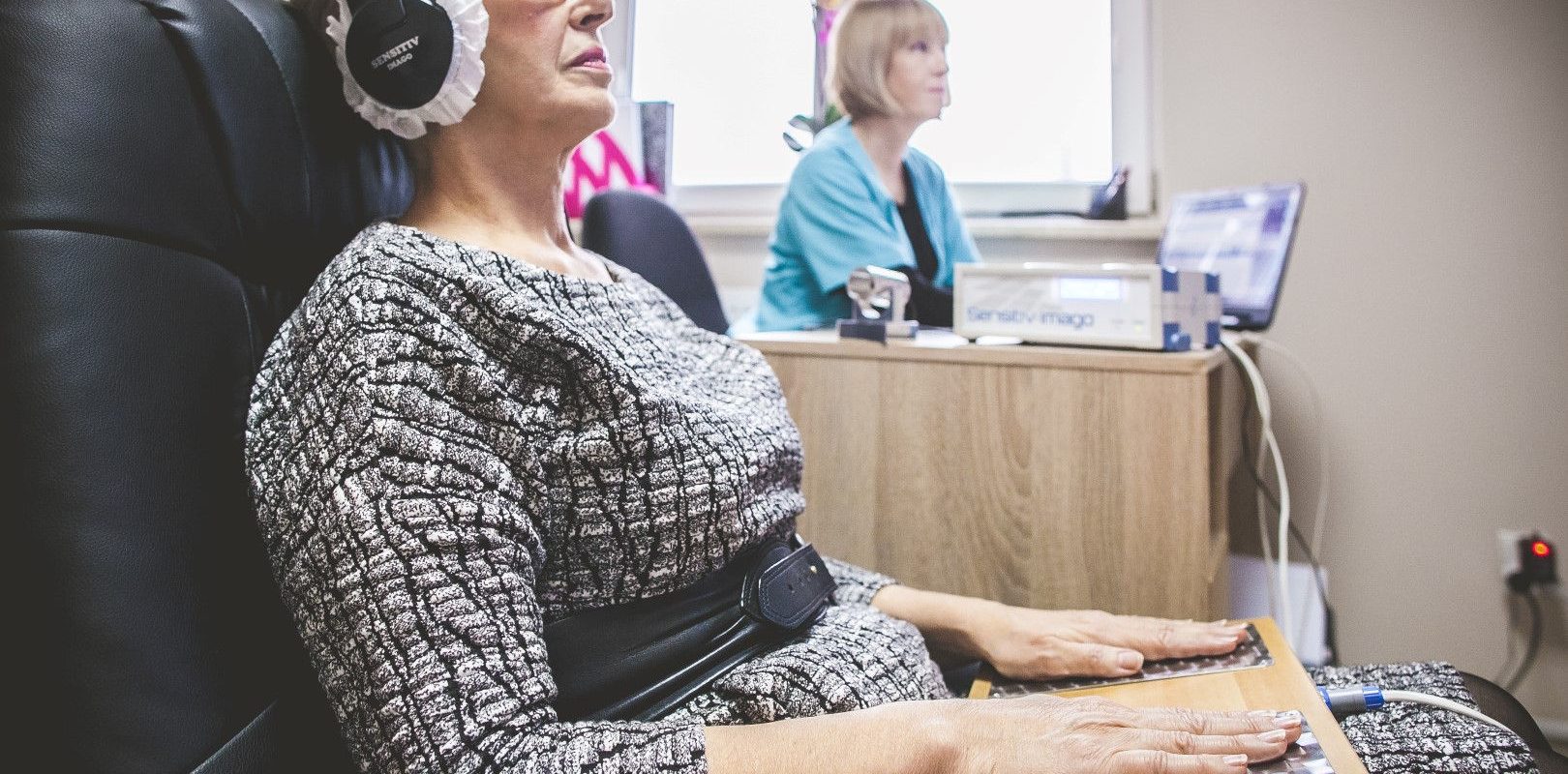 Pacjentka w gabinecie z biorezonansem.