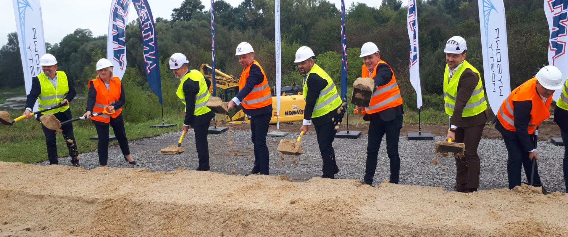 Symboliczne wbicie łopat pod budowę Wisłokostrady w Rzeszowie