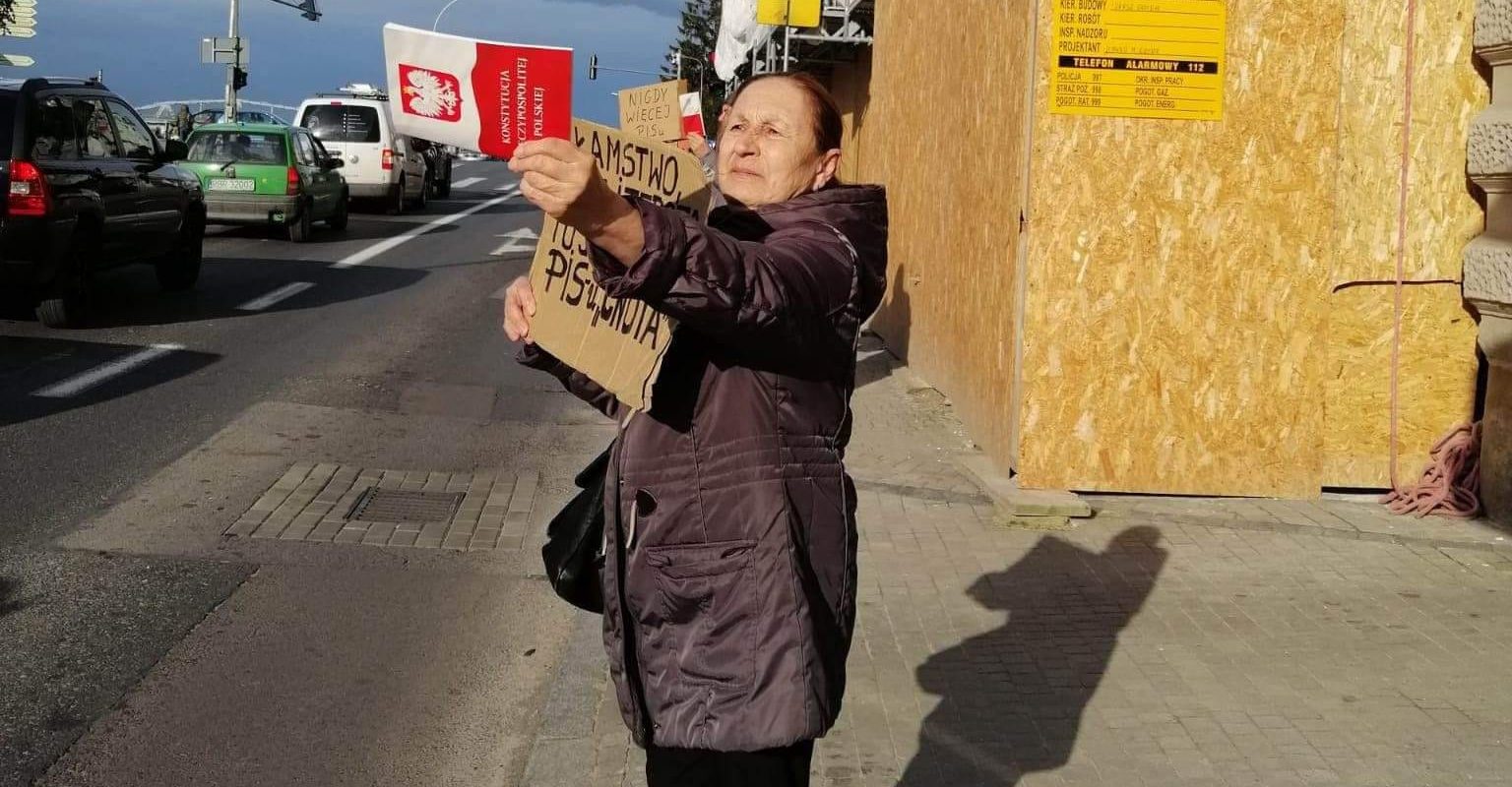Pani Ewa z Przemyśla protestuje przed siedzibą Prawa i Sprawiedliwości.