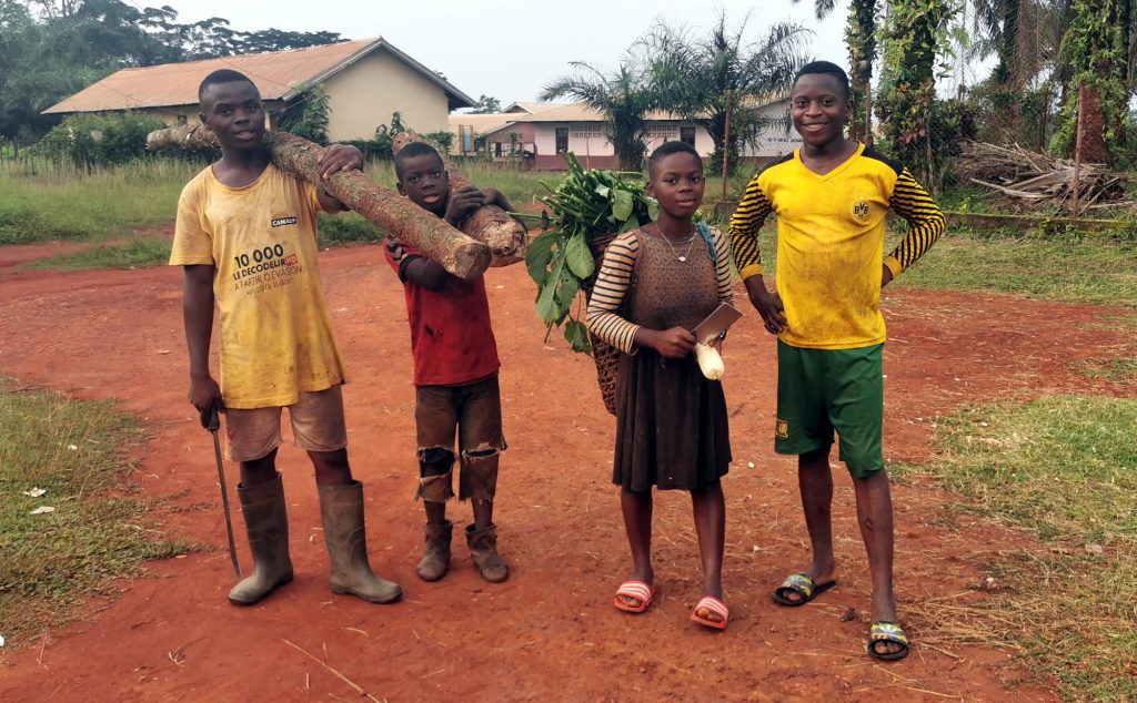 Dzieci w Kamerunie mają dużo pracy