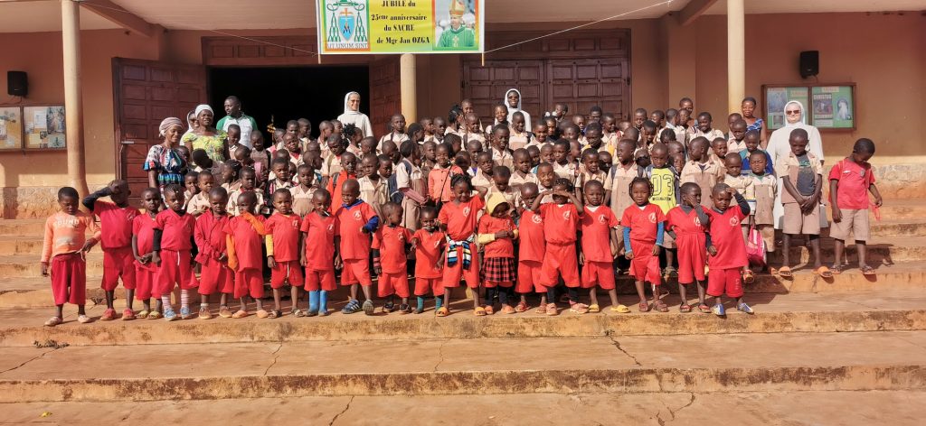 Klasy szkolne w Kamerunie licza nawet po sto osób