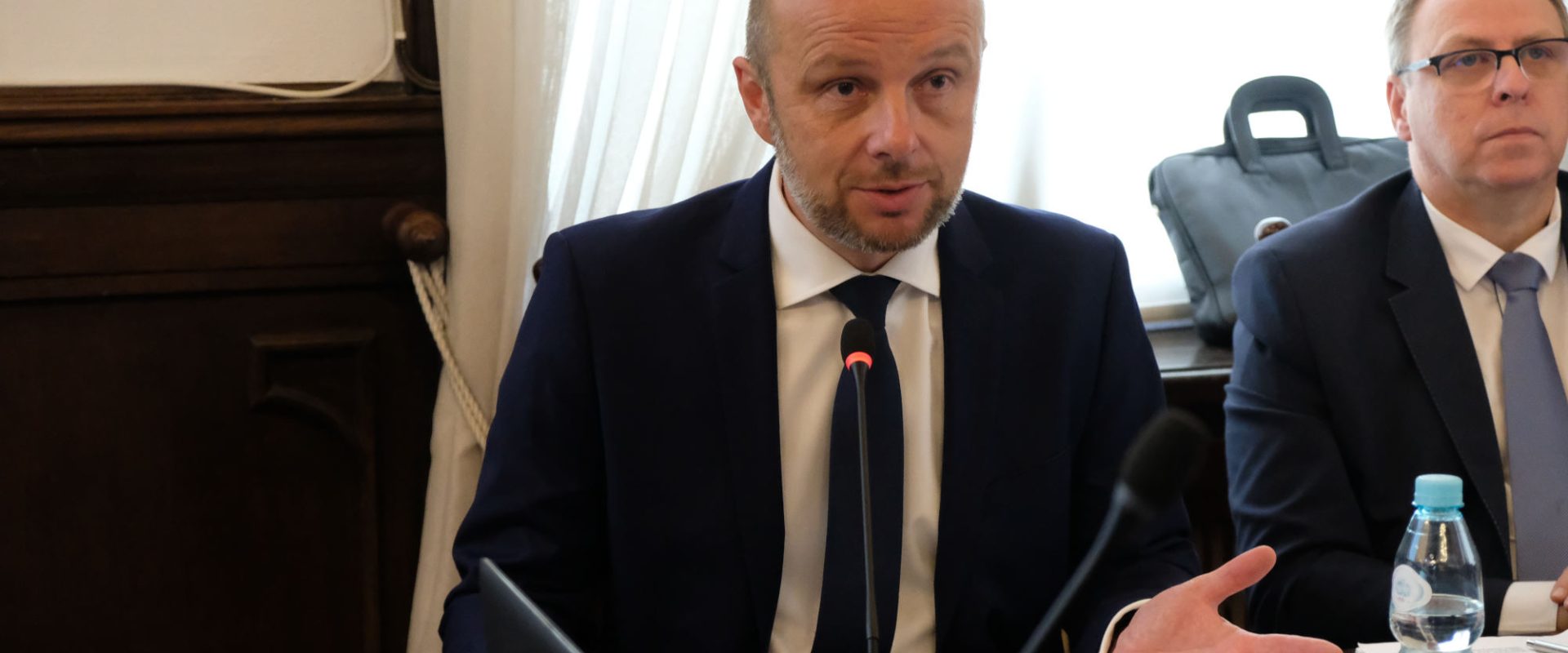 Konrad Fijołek, prezydent Rzeszowa, na sesji rady miasta