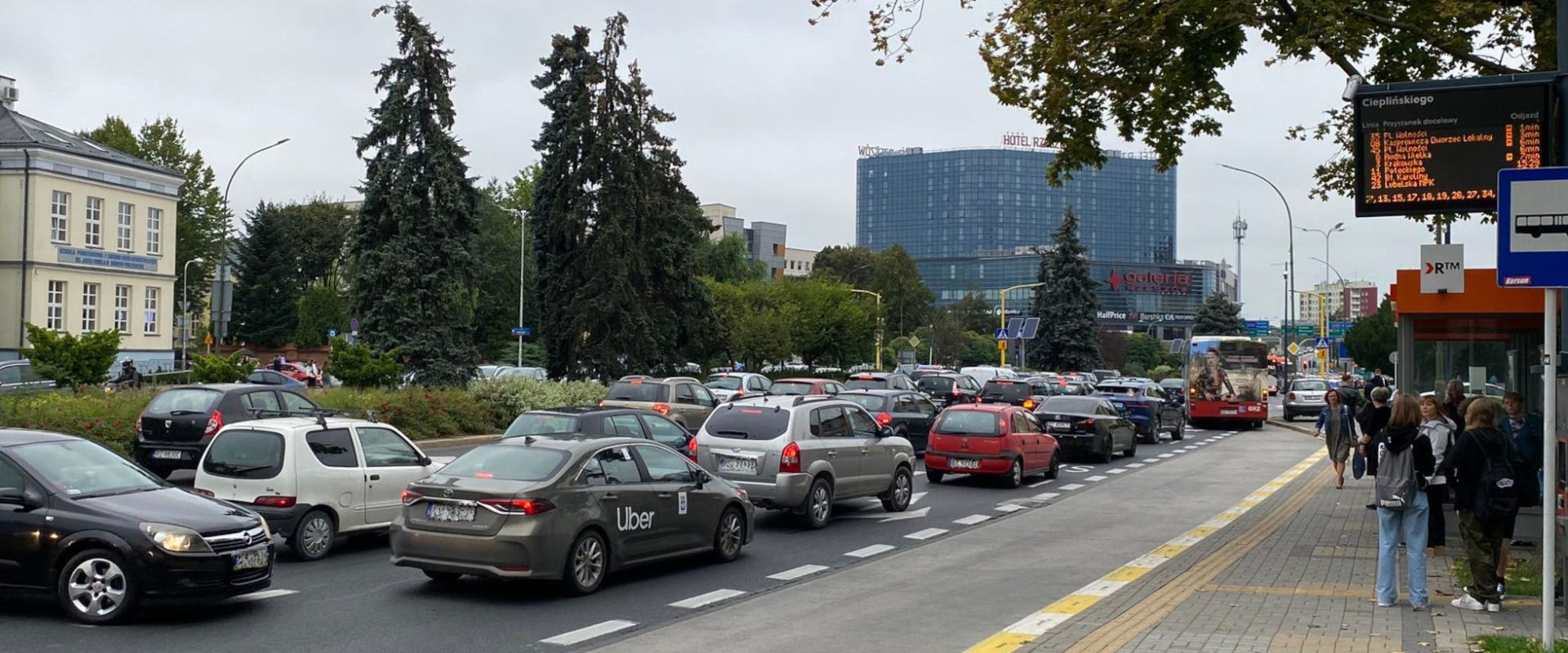 Zakorkowana ulica Cieplińskiego w Rzeszowie w godzinach szczytu.