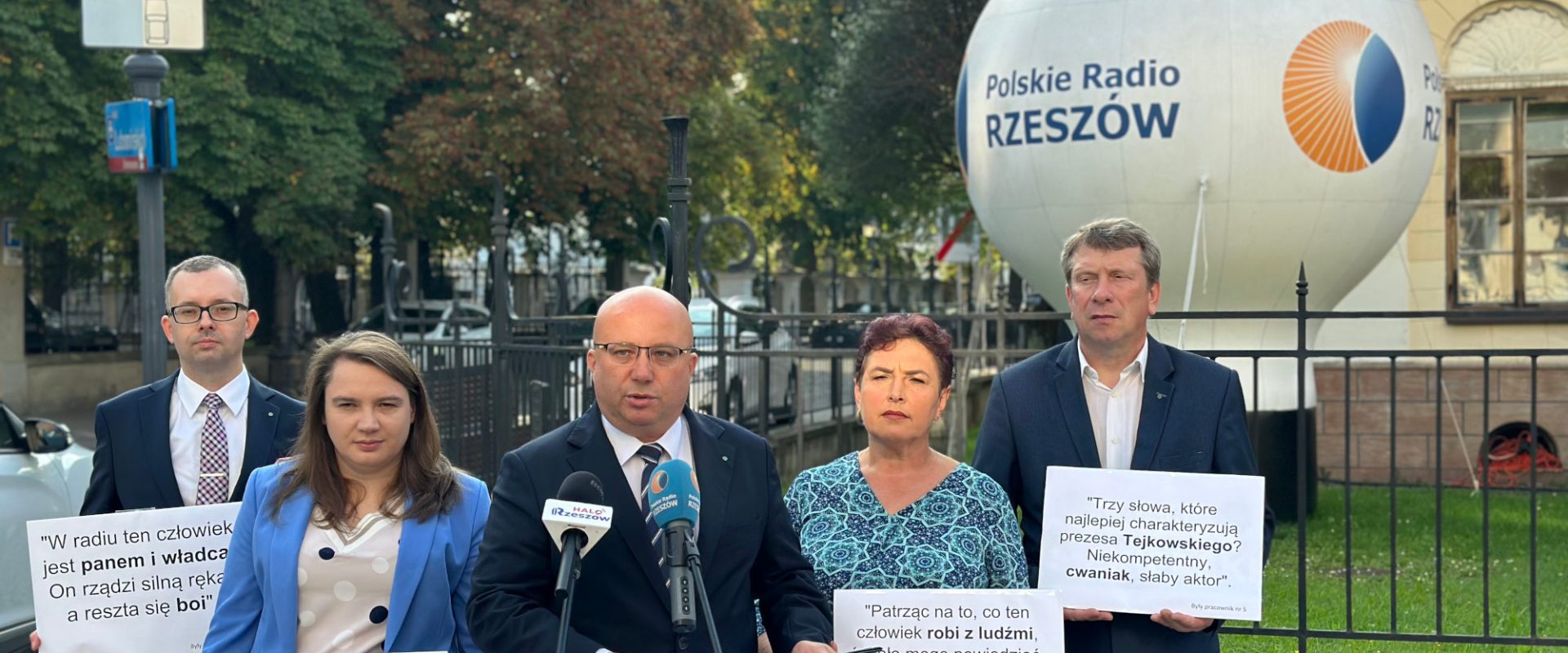 Politycy PSL przed Radiem Rzeszów.