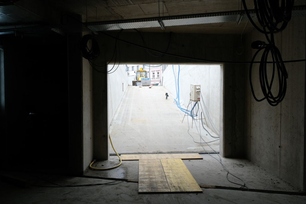 Wejście na budowe podziemnego parkingu przy dworcu PKP w Rzeszowie
