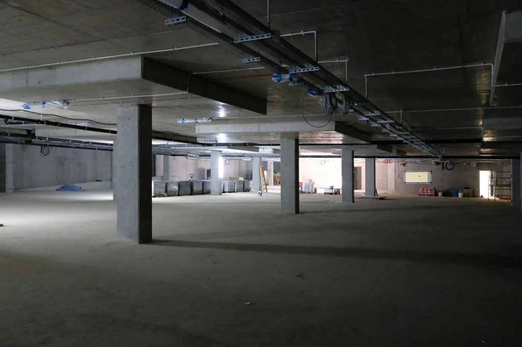 Ostatnie prace na podziemnym parkingu przy dworcu kolejowym w Rzeszowie