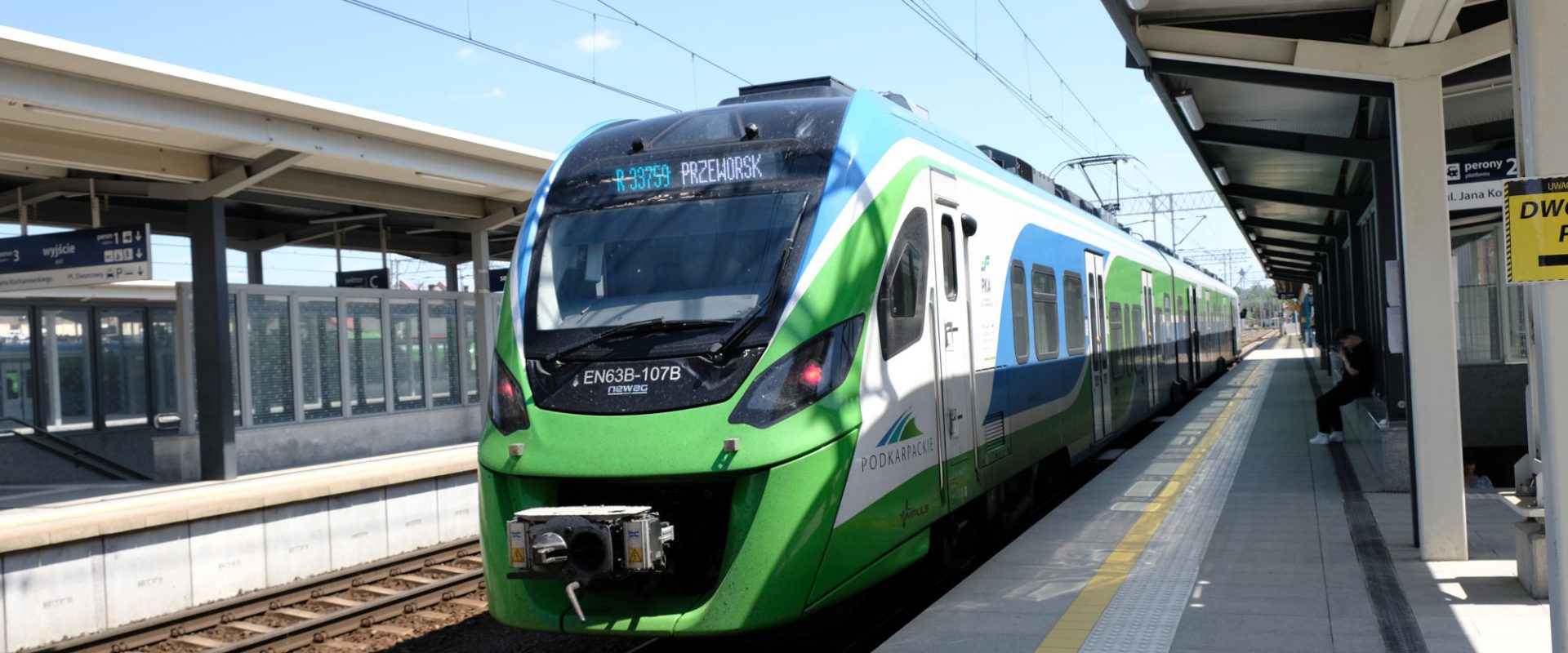 Pociąg Polregio jadący do Przeworska na stacji kolejowej w Rzeszowie.