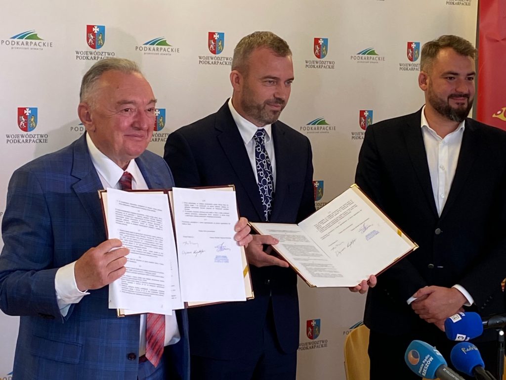 Podpisanie porozumienia między przedstawicielami Poczty Polskiej i Krajowego Ośrodka Wsparcia Rolnictwa.