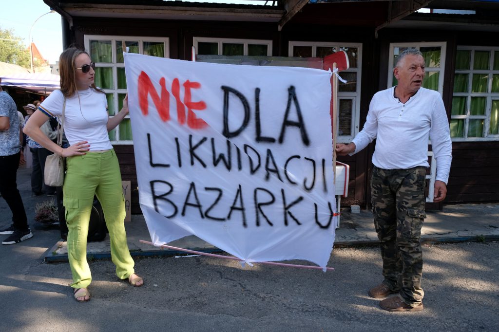 Protestujący z transparentem na placu Balcerowicza.