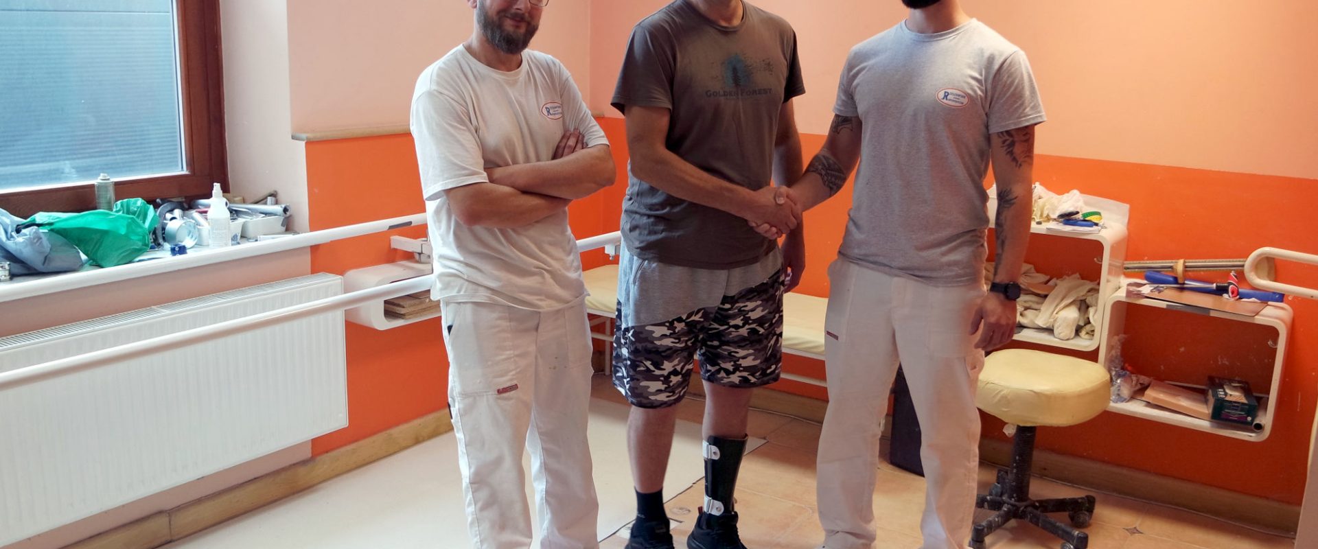 Ukraiński żołnierz dziękuje pracownikom Rzeszowskich Zakładów Ortopedycznych.