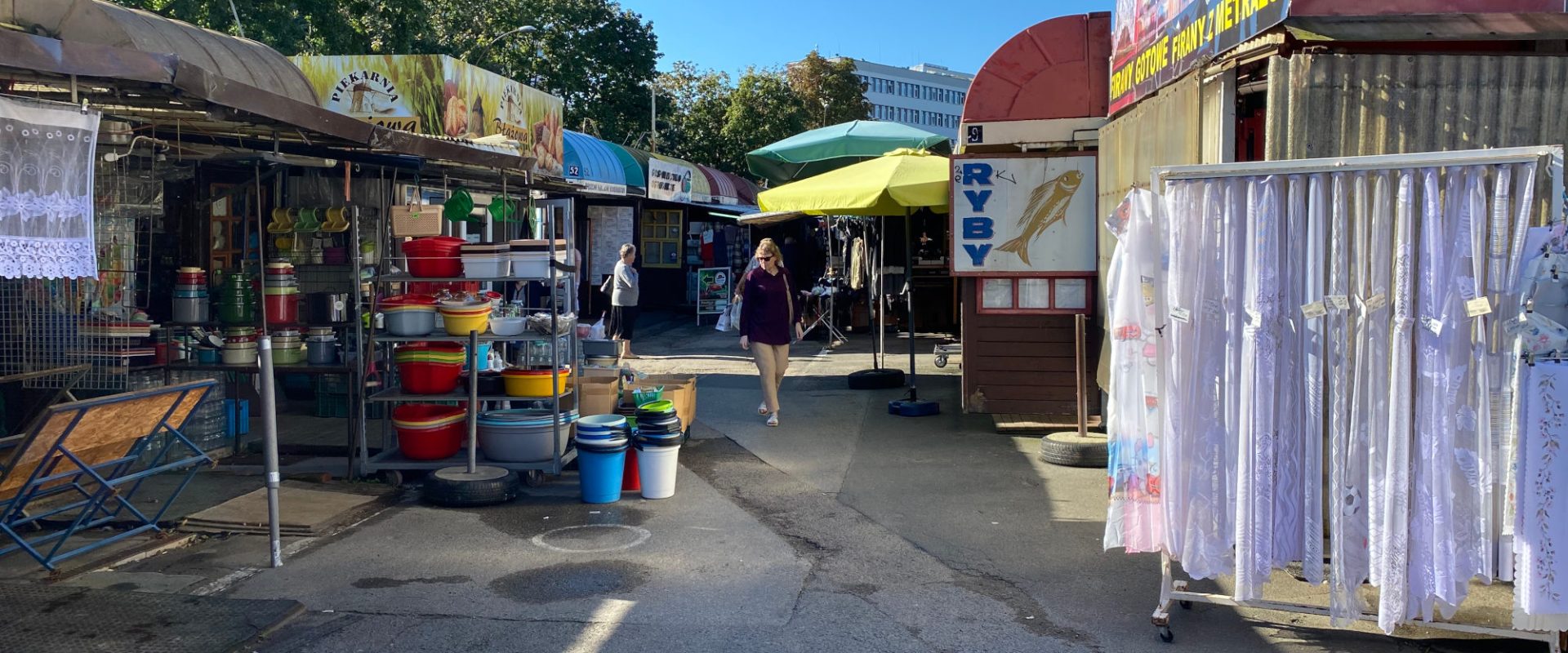 Słoneczny poranek na targowisku orzy ul. Moniuszki w Rzeszowie