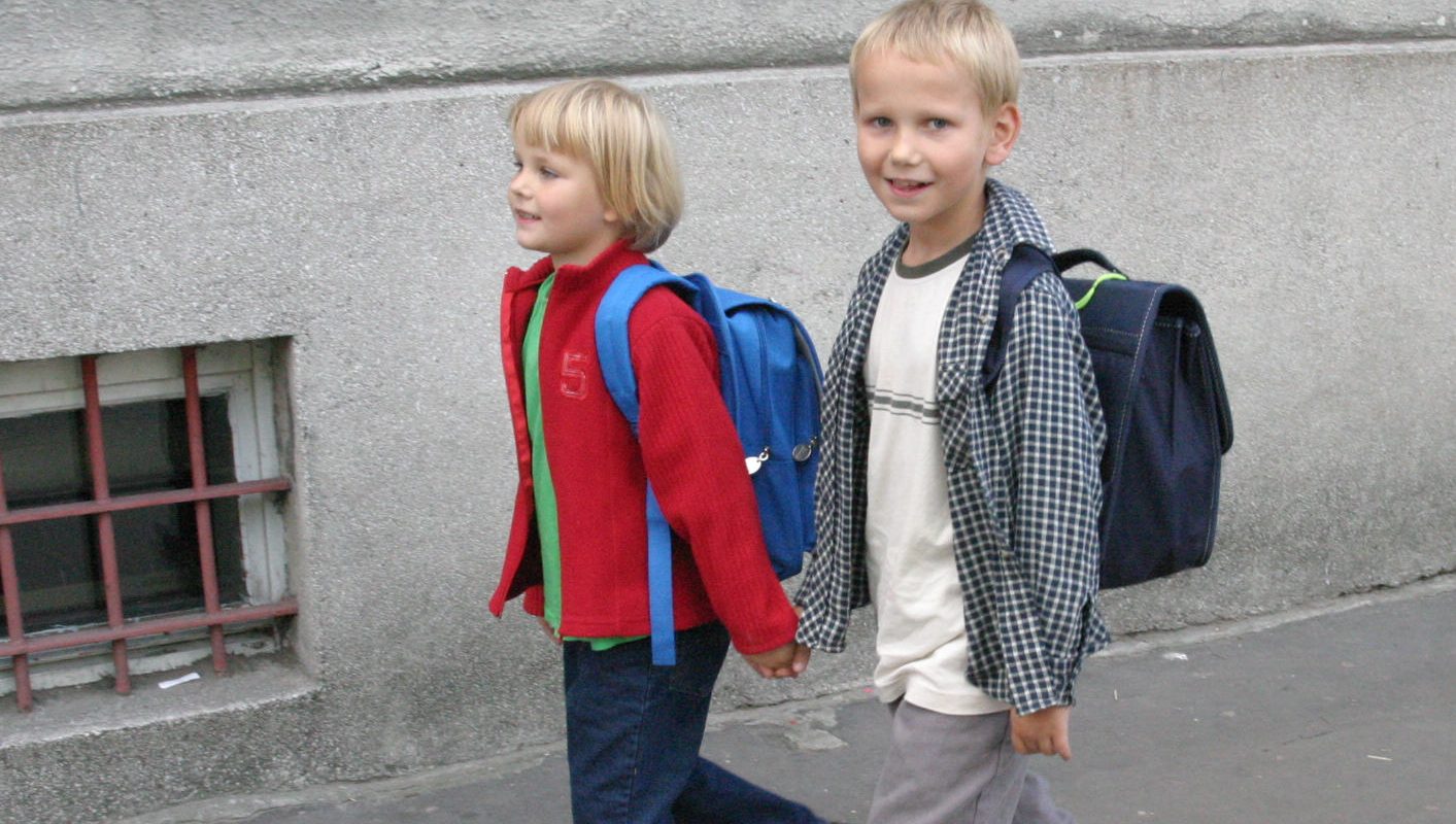 Uczniowie idą do szkoły