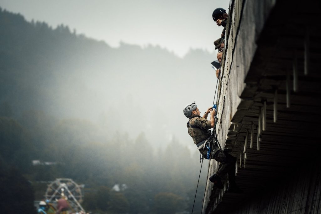 Żołnierze WOT ćwiczą wspinanie po ścianie zapory w Solinie