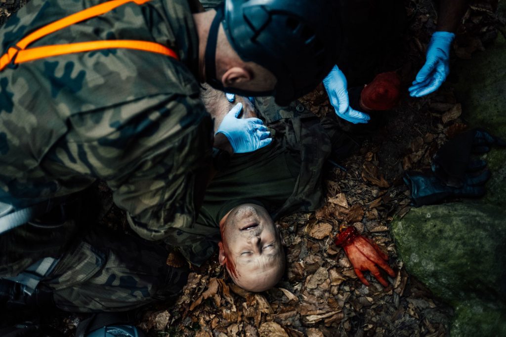 Żołnierze z podkarpackiej brygady WOT udzielają pomocy rannemu.