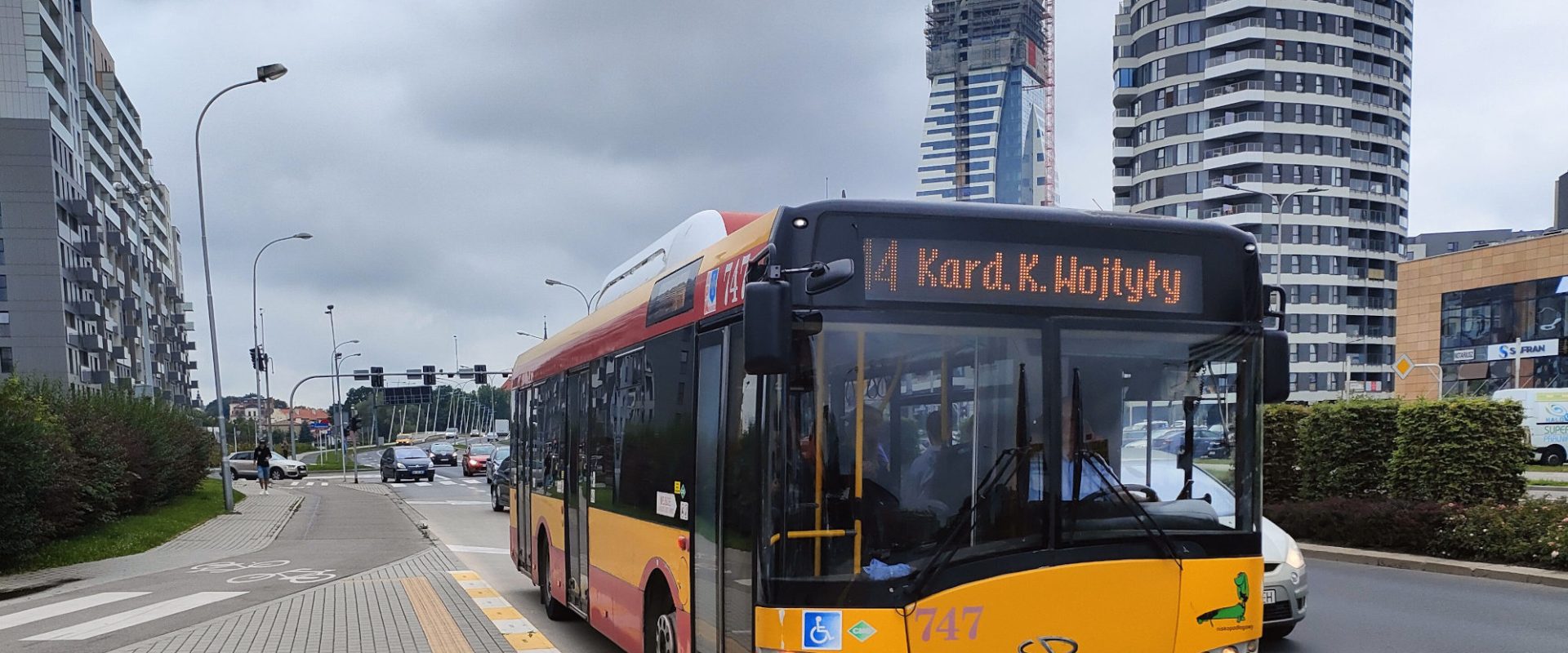 Autobus komunikacji miejskiej na przystanku w Rzeszowie.
