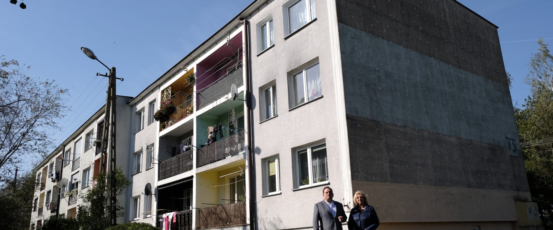 dwupiętrowy blok mieszkalny