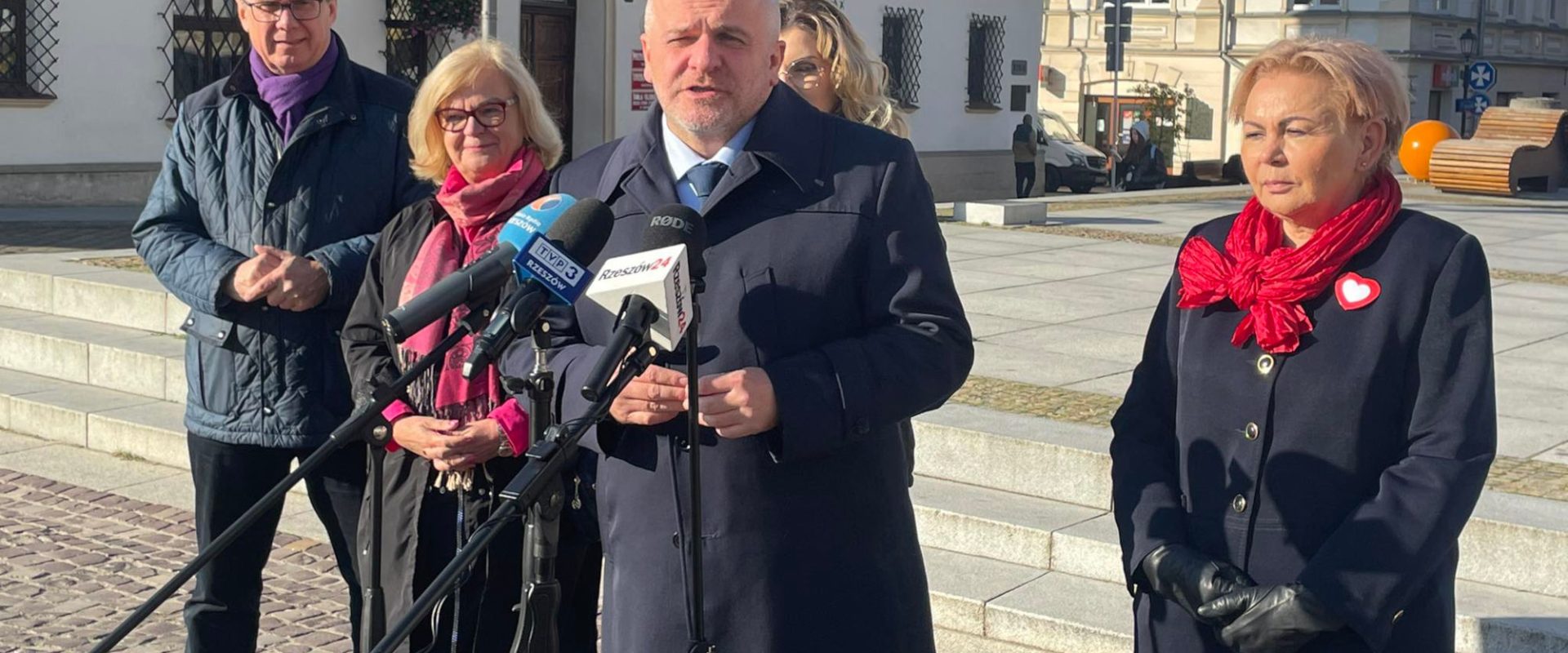 Paweł Kowal podczas konferencji prasowej na rynku w Rzeszowie