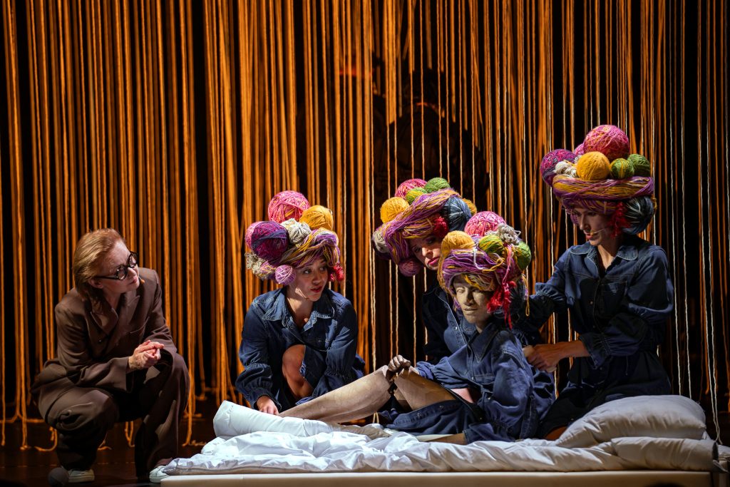 Scena ze spektaklu "Włosy Mamy" w rzeszowskim Teatrze Maska
